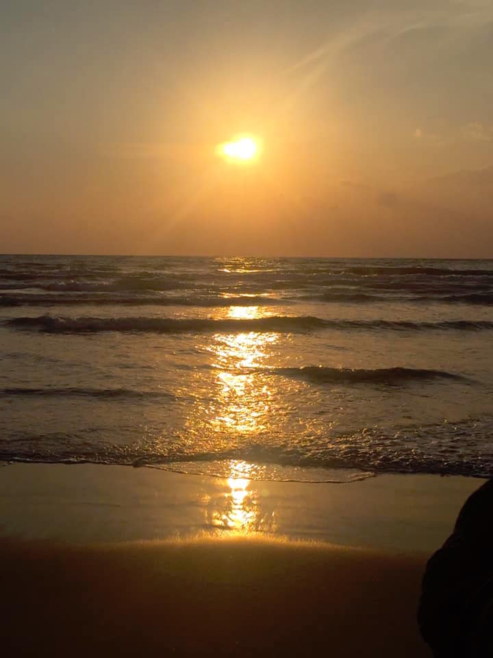 神在月の稲佐の浜より、夕陽を臨む