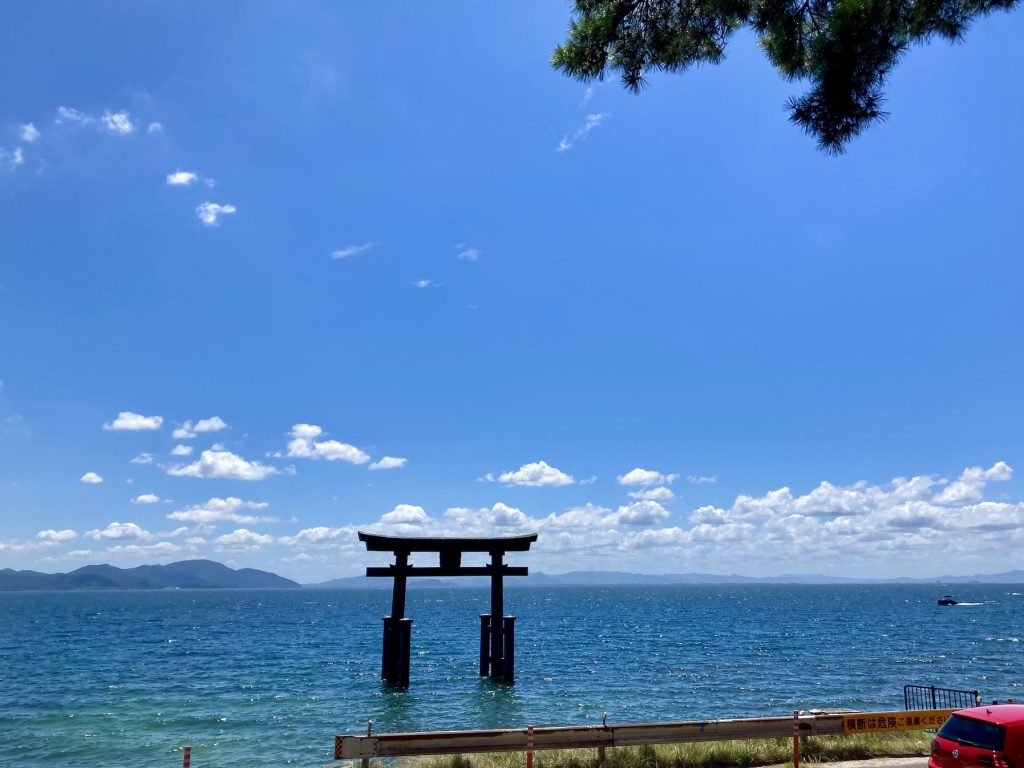 琵琶湖に建つ白髭神社の鳥居