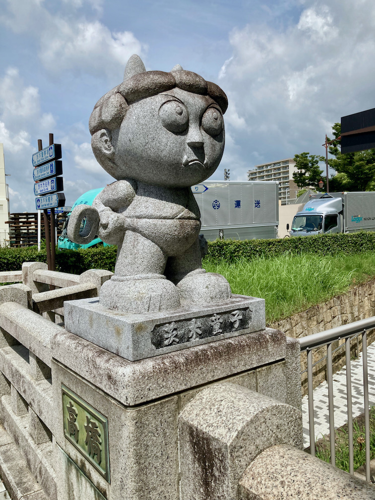 街のあちこちで見かけた「茨木童子」石像