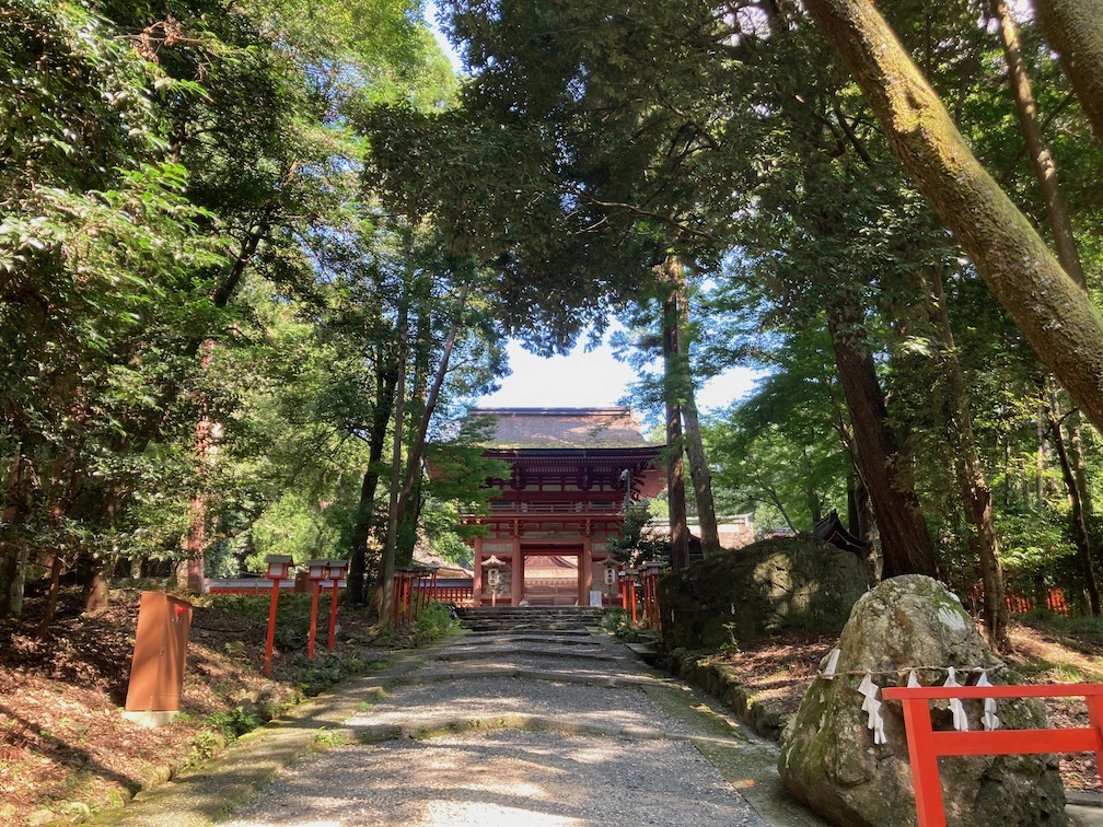 日吉大社東本宮楼門・手前右下は「猿の霊石」